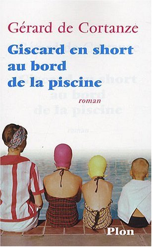 Giscard en short au bord de la piscine